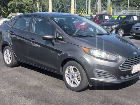Used 2017 Ford Fiesta SE FWD image 2