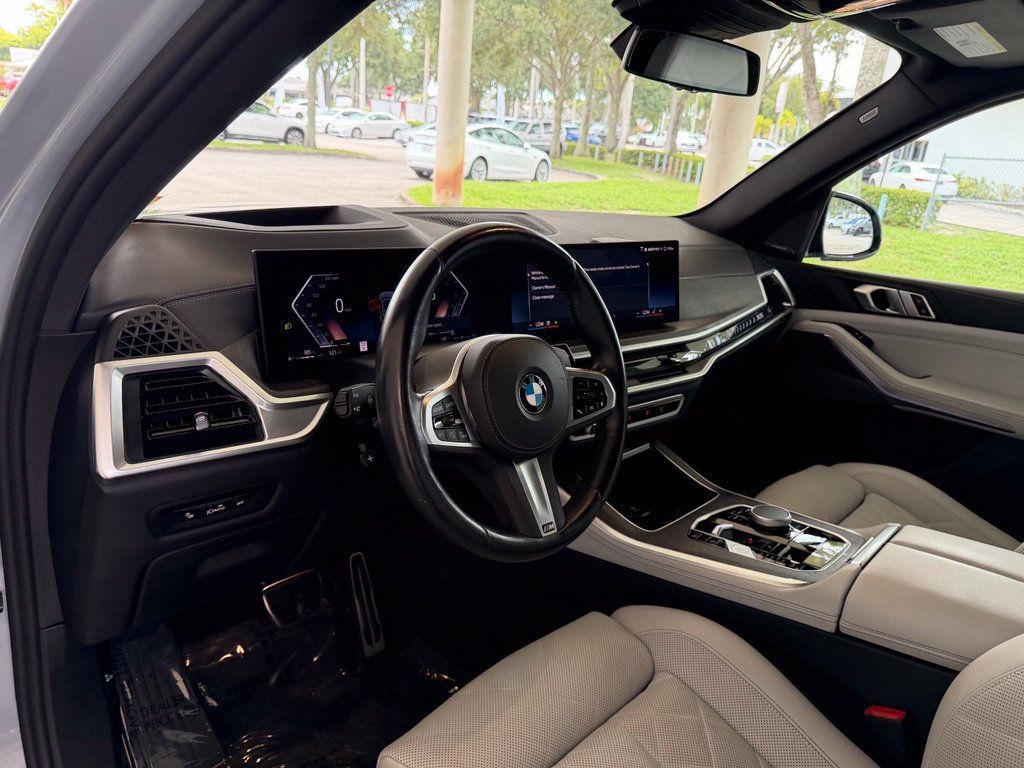 Used 2025 BMW X5 xDrive40i w/ M Sport Package AWD/4WD image 7