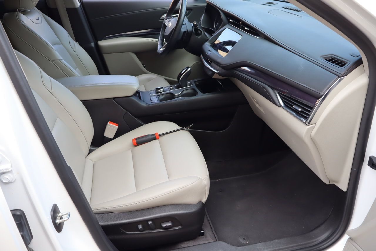 Used 2023 Cadillac XT4 Luxury w/ Cold Weather Package FWD image 17