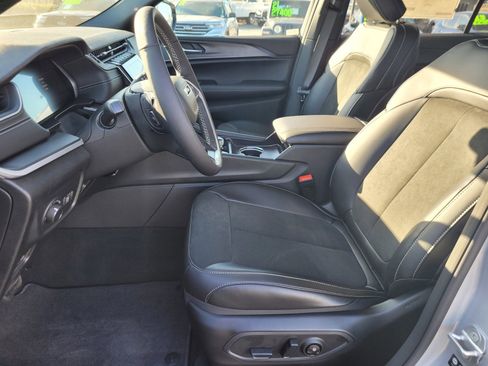 New 2025 Jeep Grand Cherokee L Altitude image 12