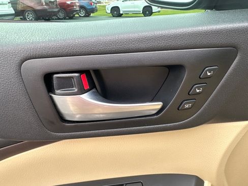 Used 2019 Toyota Highlander Limited image 10