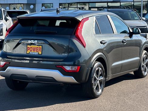 Used 2024 Kia Niro LX image 4