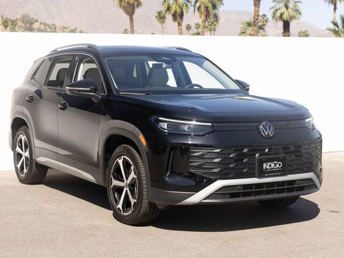Used 2025 Volkswagen Tiguan SE AWD/4WD image 2