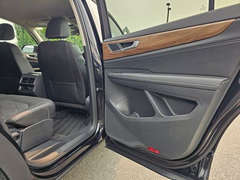 Used 2025 Volkswagen Atlas SE AWD/4WD image 16