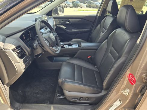 Certified 2025 Nissan Rogue SL w/ Tech Package FWD image 12