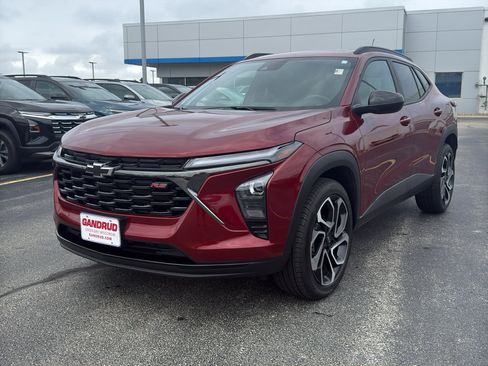 Certified 2025 Chevrolet Trax RS w/ Sunroof Package FWD image 2