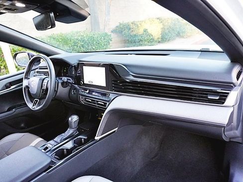 Used 2025 Toyota Camry SE image 11