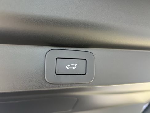 Used 2025 Land Rover Range Rover SE image 36