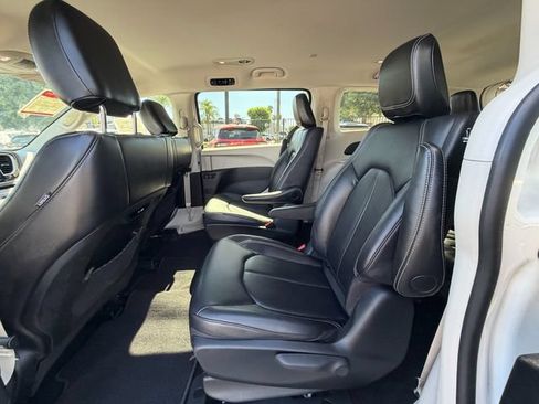 Used 2024 Chrysler Pacifica Limited FWD image 36