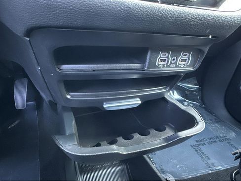 Used 2024 Chrysler Pacifica Touring image 27