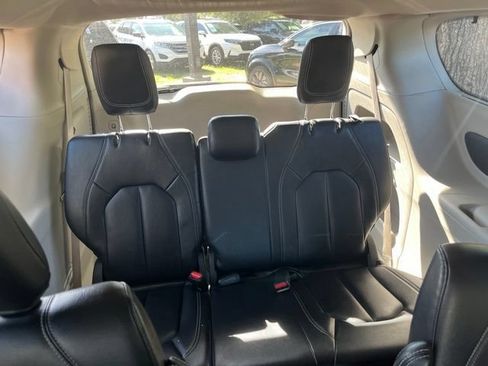 Used 2022 Chrysler Pacifica Touring-L FWD image 28