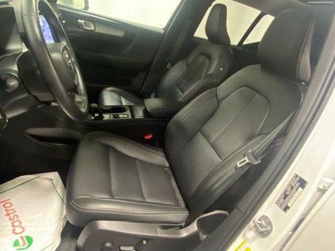 Used 2025 Volvo XC40 B5 Core image 11