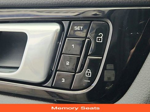 Used 2021 Porsche Cayenne w/ Premium Package image 33