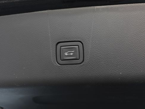 Used 2023 Chevrolet Traverse Premier image 37