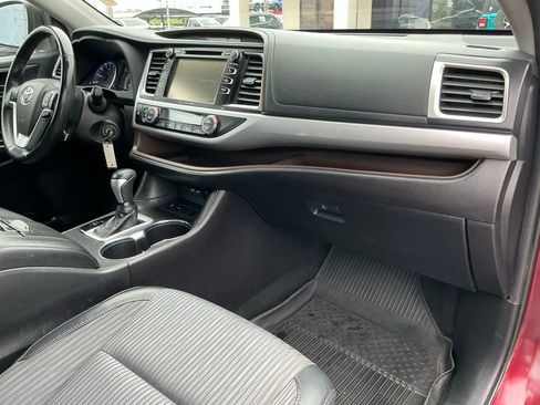 Used 2019 Toyota Highlander Plus w/ Carpet Mat Package (TMS) FWD image 25