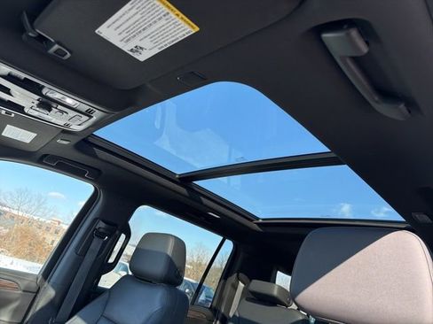 Used 2022 Chevrolet Suburban LT w/ LT Signature Plus Package image 14