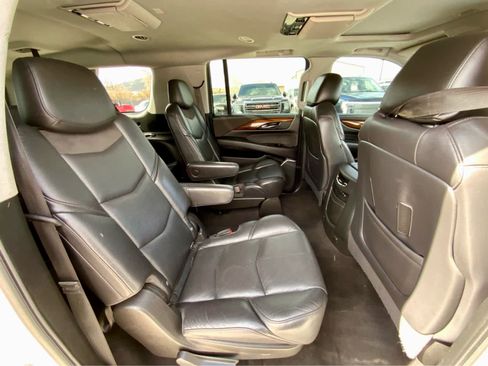 Used 2020 Cadillac Escalade ESV Luxury AWD/4WD image 24
