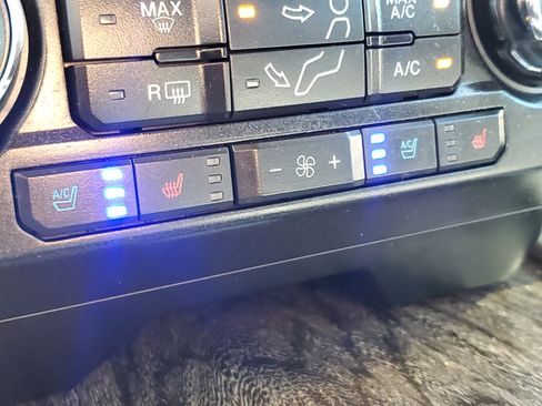 Used 2017 Ford F250 Lariat w/ Lariat Ultimate Package AWD/4WD image 32