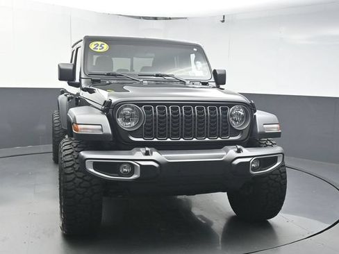Used 2025 Jeep Gladiator Sport AWD/4WD image 3