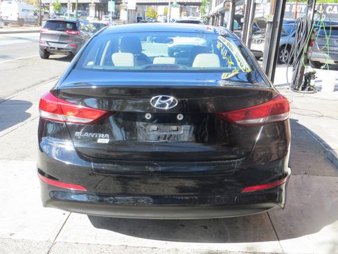 Used 2018 Hyundai Elantra SE image 23
