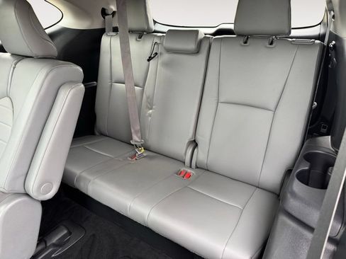 Used 2021 Toyota Highlander XLE AWD/4WD image 12