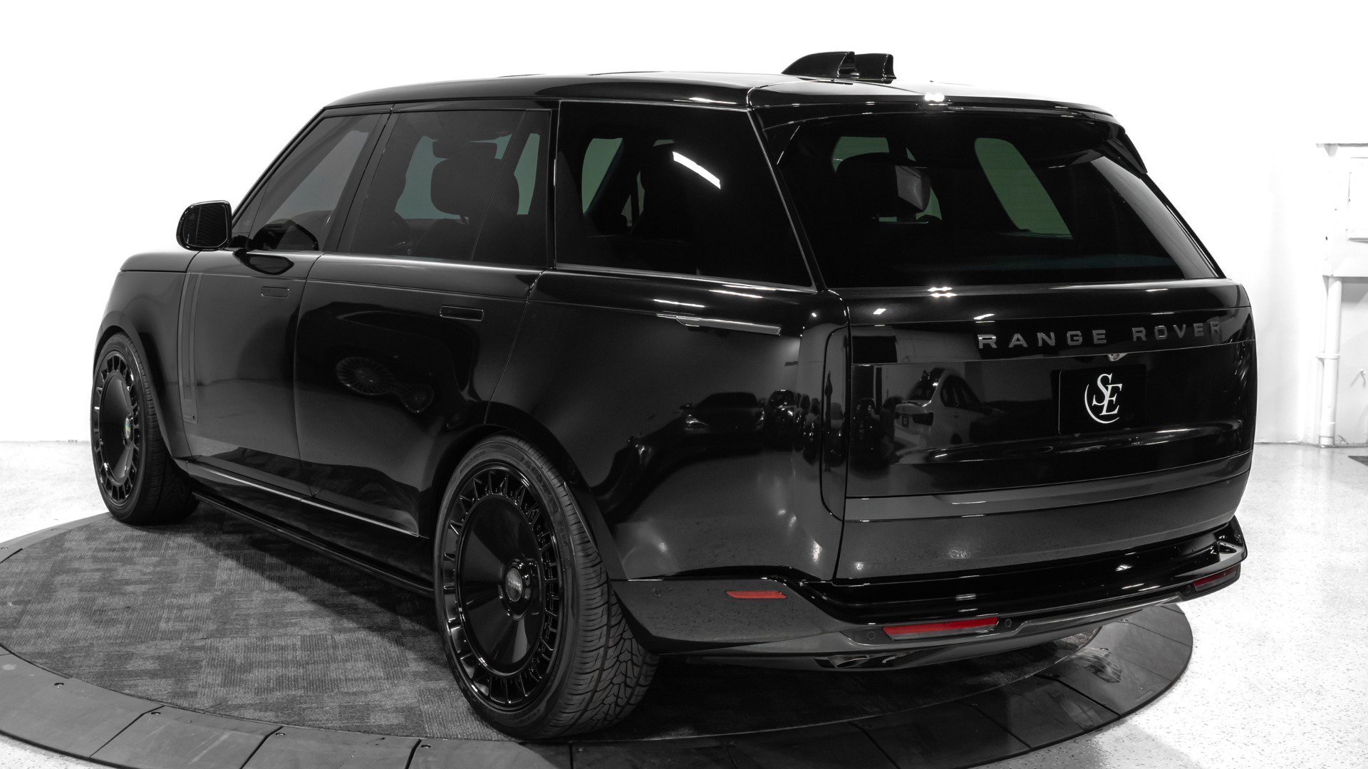 Used 2025 Land Rover Range Rover Long Wheelbase Autobiography AWD/4WD image 4