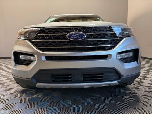 Used 2023 Ford Explorer XLT w/ Equipment Group 202A AWD/4WD image 3
