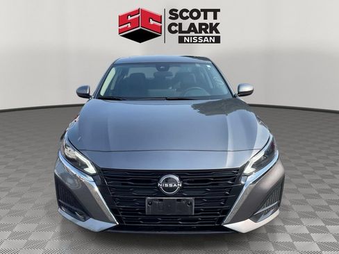 Used 2024 Nissan Altima 2.5 SV w/ SV Premium Package AWD/4WD image 2