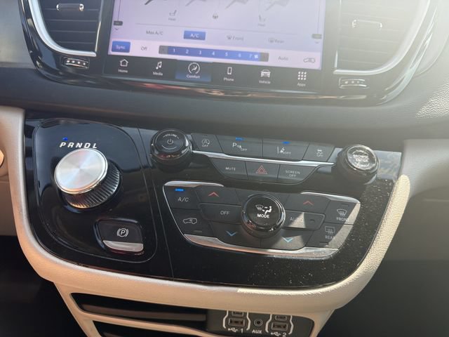Used 2023 Chrysler Pacifica Touring-L FWD image 33