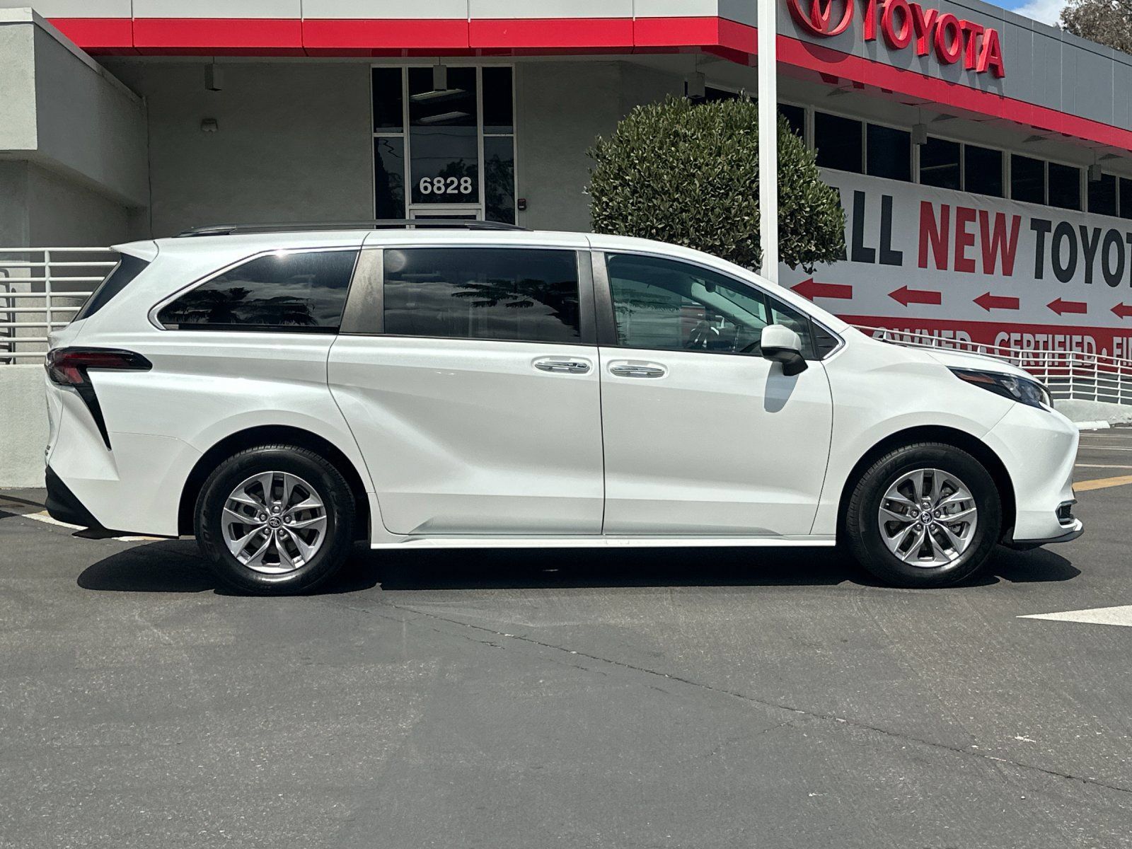 Used 2024 Toyota Sienna XLE FWD image 6