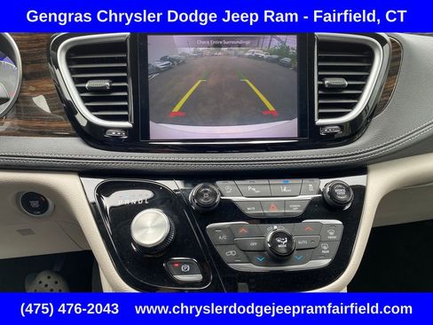 Certified 2024 Chrysler Pacifica Limited FWD image 17