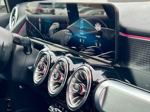 Used 2022 Mercedes-Benz GLB 250 GLB 250 image 6