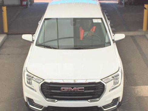 Used 2024 GMC Terrain SLE image 3