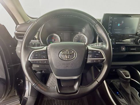 Certified 2022 Toyota Highlander LE image 11