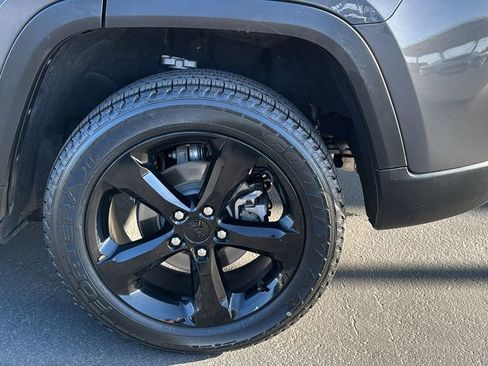 Used 2023 Jeep Grand Cherokee Altitude AWD/4WD image 9