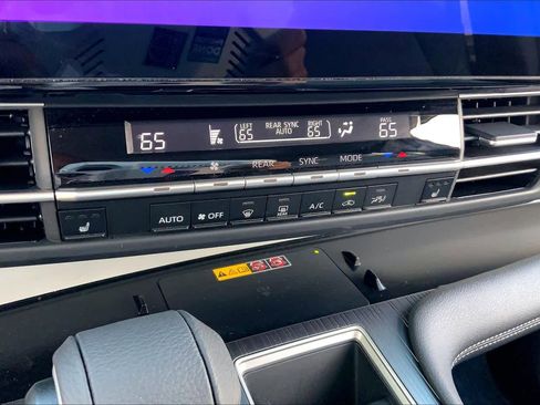 Used 2026 Toyota Sienna XLE FWD image 33