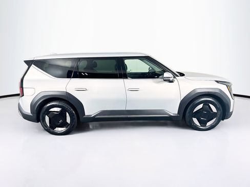 Used 2024 Kia EV9 Light Long Range RWD image 10