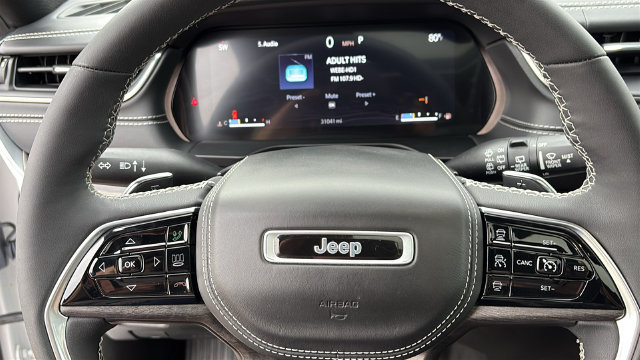 Used 2023 Jeep Grand Cherokee Overland w/ Luxury Tech Group IV AWD/4WD image 12