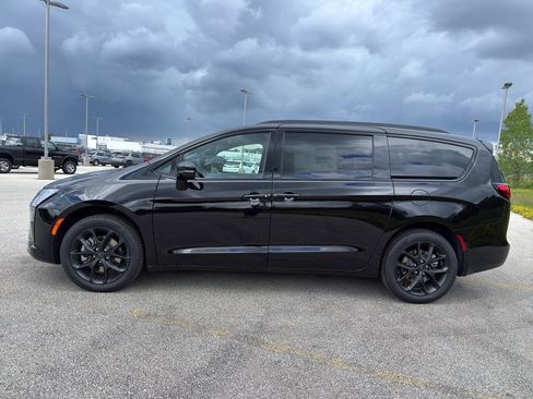 New 2027 Chrysler Pacifica Limited AWD/4WD image 6