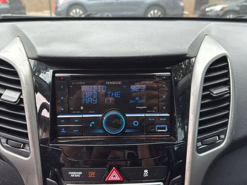 Used 2017 Hyundai Elantra GT FWD image 34