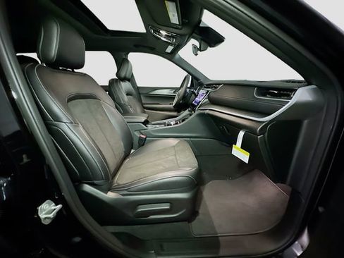 New 2025 Jeep Grand Cherokee Altitude image 32