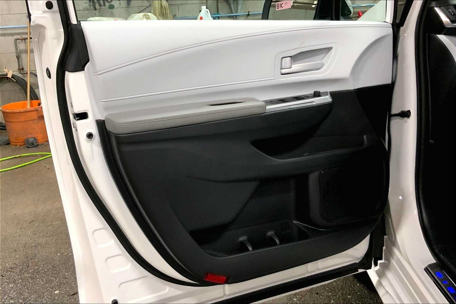 Used 2025 Toyota Sienna LE AWD/4WD image 10