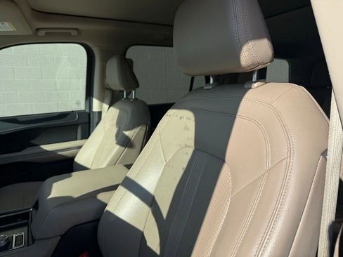 Used 2022 Ford Expedition Limited image 22