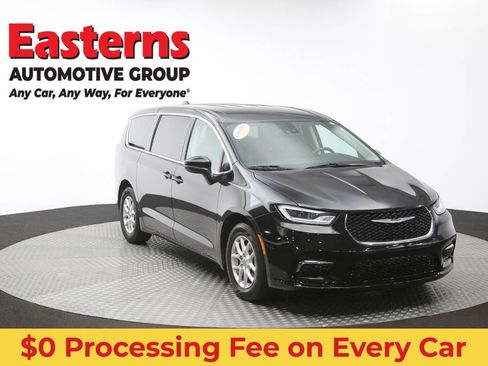 Used 2023 Chrysler Pacifica Touring-L FWD image 52