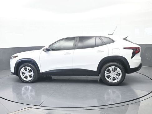 Used 2024 Chevrolet Trax LS FWD image 3