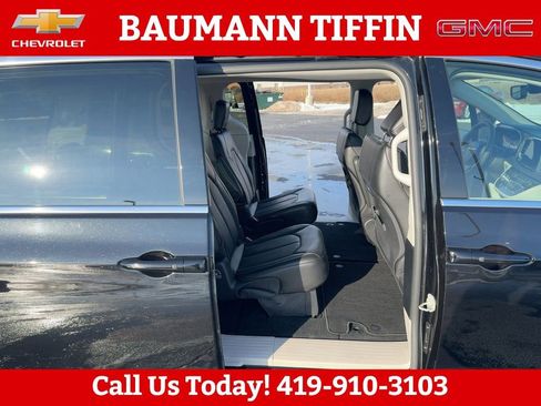 Used 2024 Chrysler Pacifica Touring-L image 14