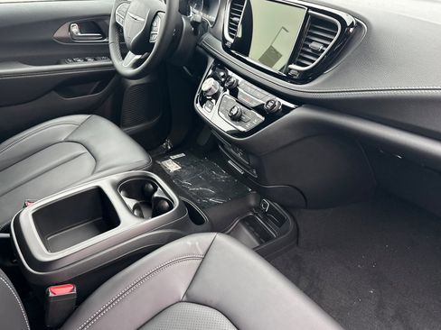 New 2026 Chrysler Pacifica Select image 17