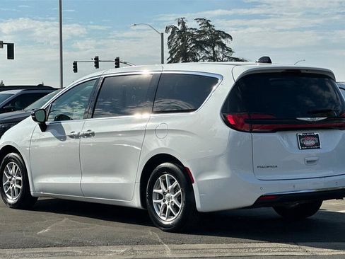 Used 2024 Chrysler Pacifica Touring-L image 6