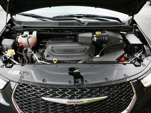 Used 2023 Chrysler Pacifica Touring-L FWD image 7