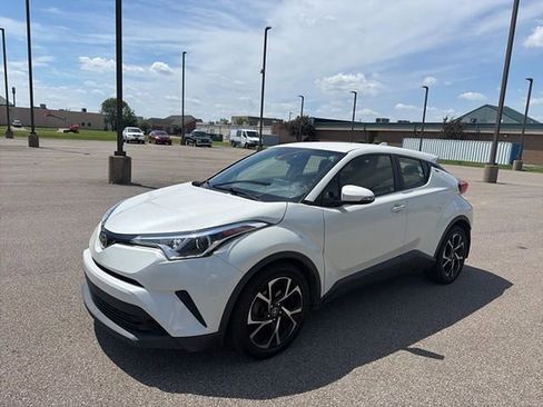 Used 2019 Toyota C-HR XLE FWD image 2